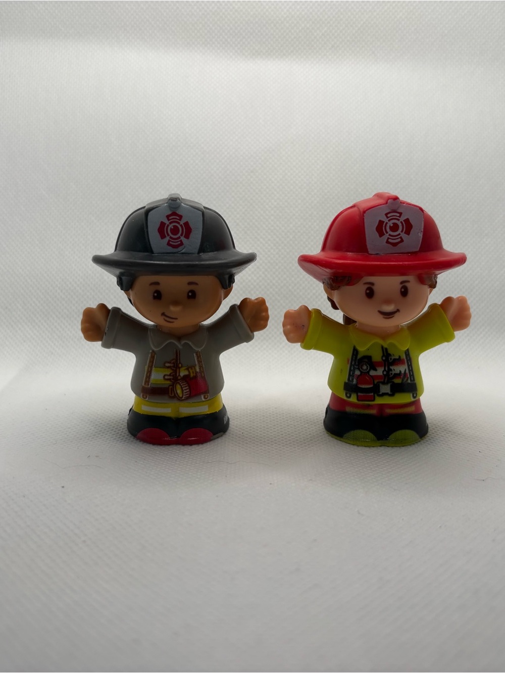 2/15$ 🦊 Fisher Price Little People Firefighter Duo Boy & Girl - Grey & Green